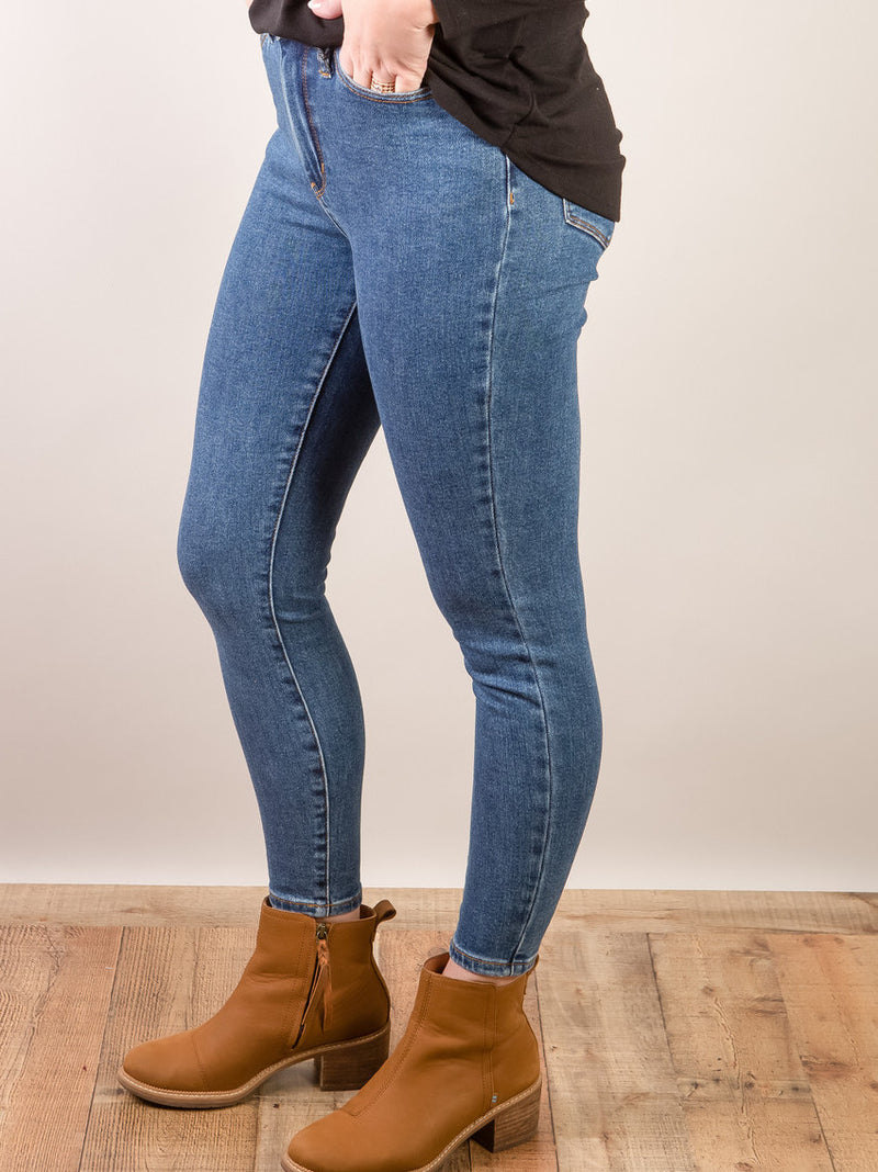 Judy Blue High-Rise Stone Wash Skinny Jean